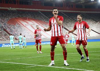 الملك أولمبياكوس يتغنى بـ كوكا بعد هدفيه أمام أريس