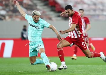 فيديو كوكا يسجل هدفين ويقود أولمبياكوس لفوز مهم أمام أريس في كأس اليونان