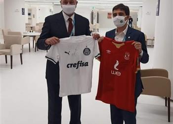 الخطيب يستقبل وفد بالميراس ويهديه قميص الأهلي قبل مواجهة كأس العالم للأندية