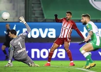 فيديو بمشاركة كوكا أولمبياكوس يتلقى الهزيمة الأولى هذا الموسم أمام باناثينايكوس