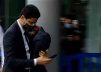 فيديو وصور جماهير برشلونة تهين رئيس باريس سان جيرمان بسبب ميسي أتركه يا لص