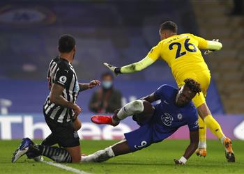 مدافع نيوكاسل مبرر ا تدخله العنيف ضد أبراهام كان سيضع الكرة في الشباك