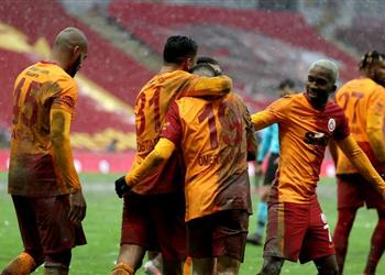 نجم بشكتاش السابق مصطفى محمد رقم 1 في جالطة سراي