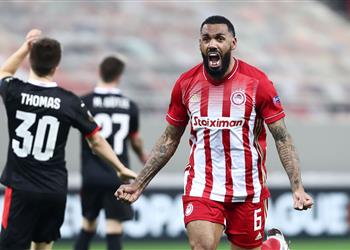 فيديو كوكا يشارك في فوز أولمبياكوس على آيندهوفن برباعية في الدوري الأوروبي