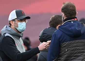 كلوب ينفعل على مساعد أنشيلوتي بعد تأخر ليفربول لماذا تضحك