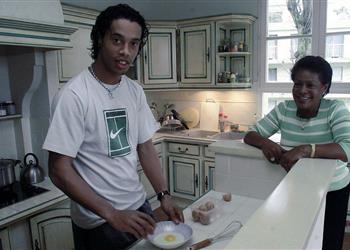 وفاة والدة رونالدينيو بـ فيروس كورونا عن عمر 71 عام ا