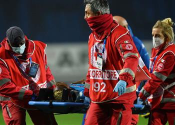 سكاي إيطاليا تكشف تطورات حالة أوسيمين بعد فقدانه الوعي في مباراة أتالانتا ونابولي