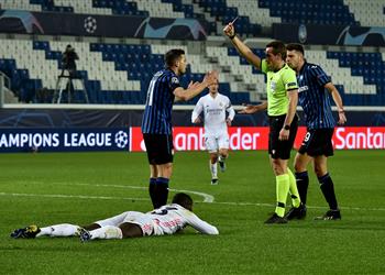 فيديو طرد لاعب أتالانتا أمام ريال مدريد في دوري أبطال أوروبا