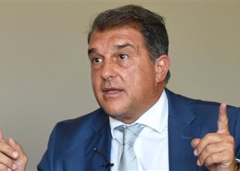 إذاعة كتالونية لابورتا يفكر في مدرب مفاجأة لخلافة كومان في برشلونة