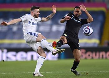 لاعب أستون فيلا يشيد بـ المحمدي بعد إيقاف أخطر نجوم ليدز يونايتد