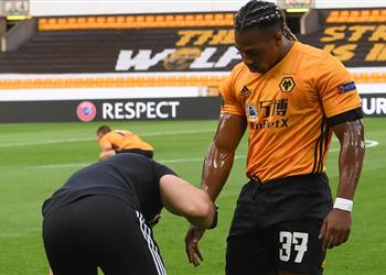 مدرب ولفرهامبتون أطباؤنا أصحاب فكرة دهن تراوري بزيت الأطفال قبل المباريات