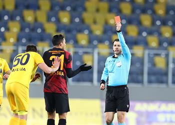 حكم تركي سابق يكشف مدى أحقية طرد مصطفى محمد في مباراة جالطة سراي وأنقرة جوجو