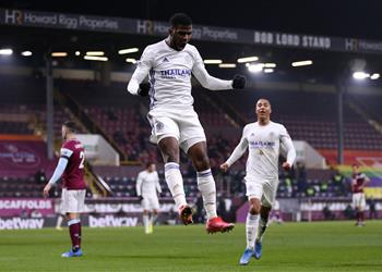 فيديو بيرنلي يمنح مانشستر يونايتد هدية بالتعادل مع ليستر سيتي في الدوري الإنجليزي