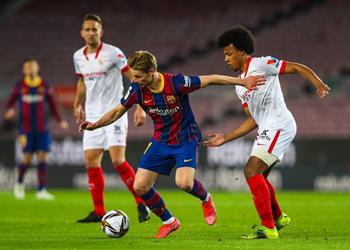 فيديو حكم مباراة برشلونة وإشبيلية لـ دي يونج خذ الصافرة بدلا مني