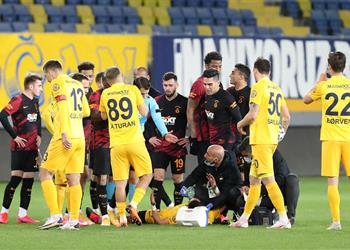 أسطورة جالطة سراي طرد مصطفى محمد كان قاسي ا حاول حماية نفسه