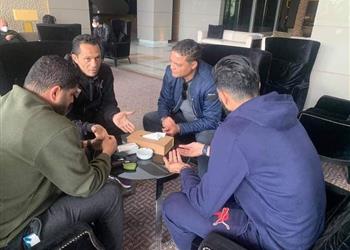 يامن بن ذكري ووسام العابدي يزوران بعثة الزمالك في تونس ويجتمعان مع ساسي