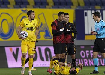 أول تعليق لـ مصطفى محمد على طرده في مباراة جالطة سراي وأنقرة جوجو