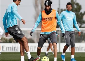 بنزيما يعود لتدريبات ريال مدريد قبل مباراة الديربي أمام أتلتيكو