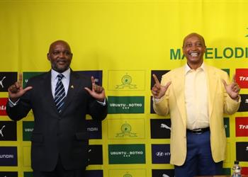 رسمي ا موتسيبي رئيس ا للاتحاد الإفريقي لكرة القدم