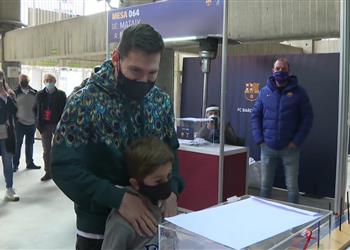 فيديو وصور ميسي ونجوم برشلونة يدلون بأصواتهم في الانتخابات