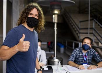 قبل الإعلان الرسمي بويول يهنيء لابورتا على فوزه برئاسة برشلونة