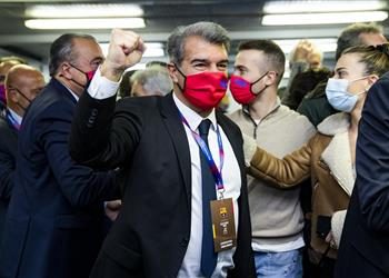 بأغلبية ساحقة رسمي ا خوان لابورتا رئيس ا لـ برشلونة