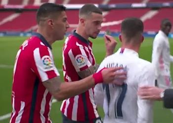 فيديو جدال ساخن بين سواريز وفاسكيز بعد ركلة الجزاء غير المحتسبة كيف فزتم بالدوري الموسم الماضي