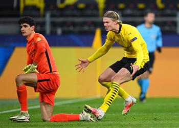 هالاند يكشف سبب تصرفه الغريب تجاه ياسين بونو في مباراة دورتموند وإشبيلية