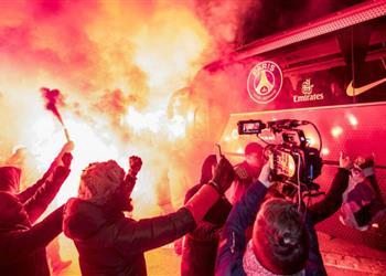 بالألعاب النارية جماهير باريس سان جيرمان ت زعج بعثة برشلونة في فندق الإقامة