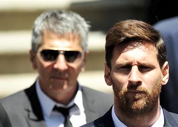لحسم مستقبله مع برشلونة محادثات بين والد ميسي ولابورتا