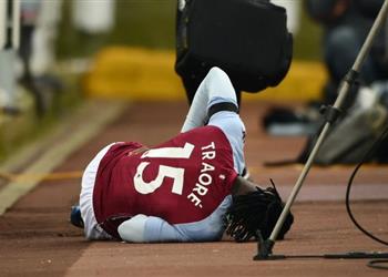 إصابة قوية لـ برتراند تراوري في مباراة أستون فيلا ونيوكاسل