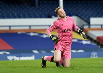 إصابة حارس إيفرتون ومغادرته مباراة بيرنلي في الدوري الإنجليزي