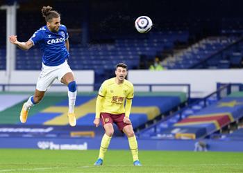 فيديو إيفرتون يسقط بثنائية أمام بيرنلي في الدوري الإنجليزي