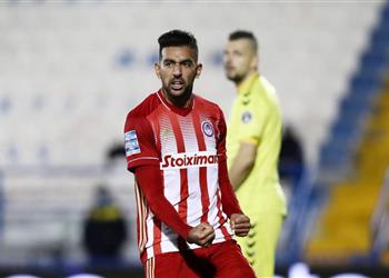 كوكا يغادر مباراة أولمبياكوس ولاريسا للإصابة