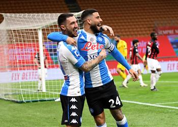 فيديو نابولي يهزم ميلان ويخدم يوفنتوس في صراع الدوري الإيطالي