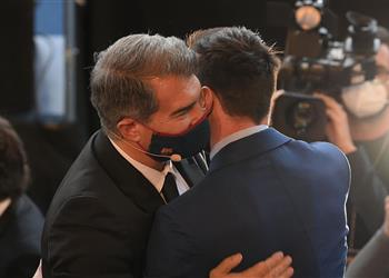 لابورتا يتعهد ببقاء ميسي مع برشلونة ويعلن مصير كومان