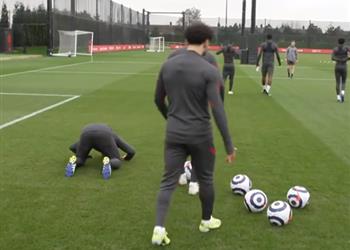 فيديو على طريقة محمد صلاح تياجو ألكانتارا يحتفل ساجد ا بهدفه في تدريبات ليفربول