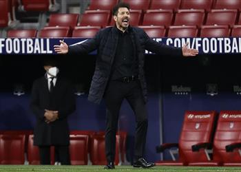 سيميوني بعد فوز أتلتيكو مدريد أمام ألافيس سنواصل المنافسة مثل برشلونة وريال مدريد