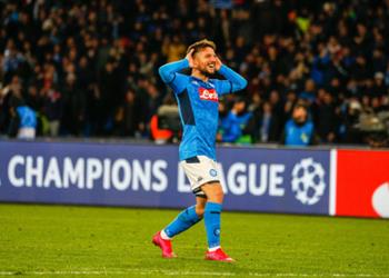 ميرتينز يغلق الباب في وجه ليفربول أعيش في نابولي كالملك