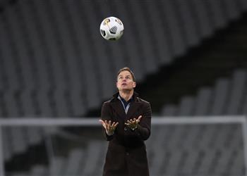 مدرب هولندا ينفعل على صحفي بعد رباعية تركيا هل علي البكاء أمامك