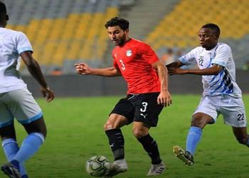 فيديو حمدي فتحي يغادر مباراة مصر وكينيا مصاب ا