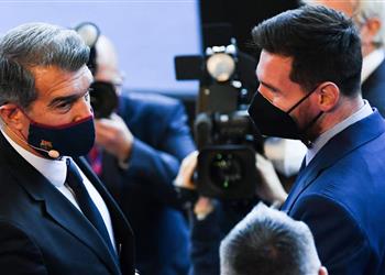 ميرور برشلونة يحاول إقناع ميسي بتوجيه ضربة لـ مانشستر سيتي