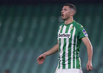 لاعب ريال بيتيس يعلق على اهتمام آرسنال بضمه