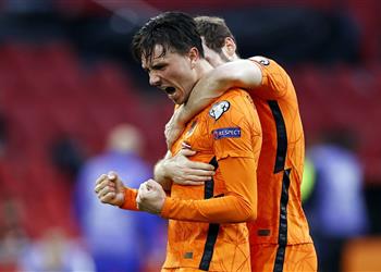 فيديو هولندا تحقق الفوز الأول في تصفيات كأس العالم بثنائية أمام لاتفيا