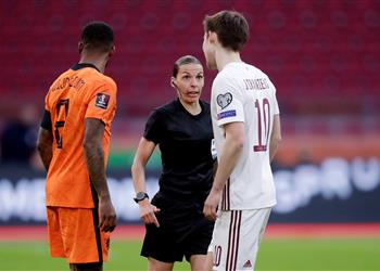 أول حكمة في تصفيات كأس العالم للرجال الفرنسية ستيفاني فرابار تواصل كتابة التاريخ