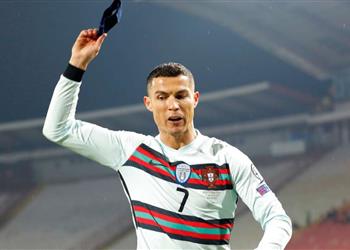 فيديو رونالدو يدافع عن نفسه بعد إلقاء شارة منتخب البرتغال أرض ا