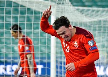 شاكيري يقود سويسرا لتخطي ليتوانيا في تصفيات كأس العالم