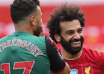 صورة محمد صلاح وتريزيجيه يصلان إلى إنجلترا
