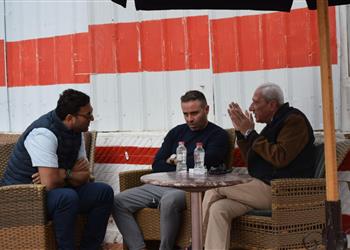 صور حازم إمام وميدو يظهران في مران الزمالك ويجتمعان مع عماد عبد العزيز