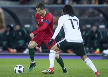 صورة كريستيانو رونالدو يهدي قميصه لـ محمد النني